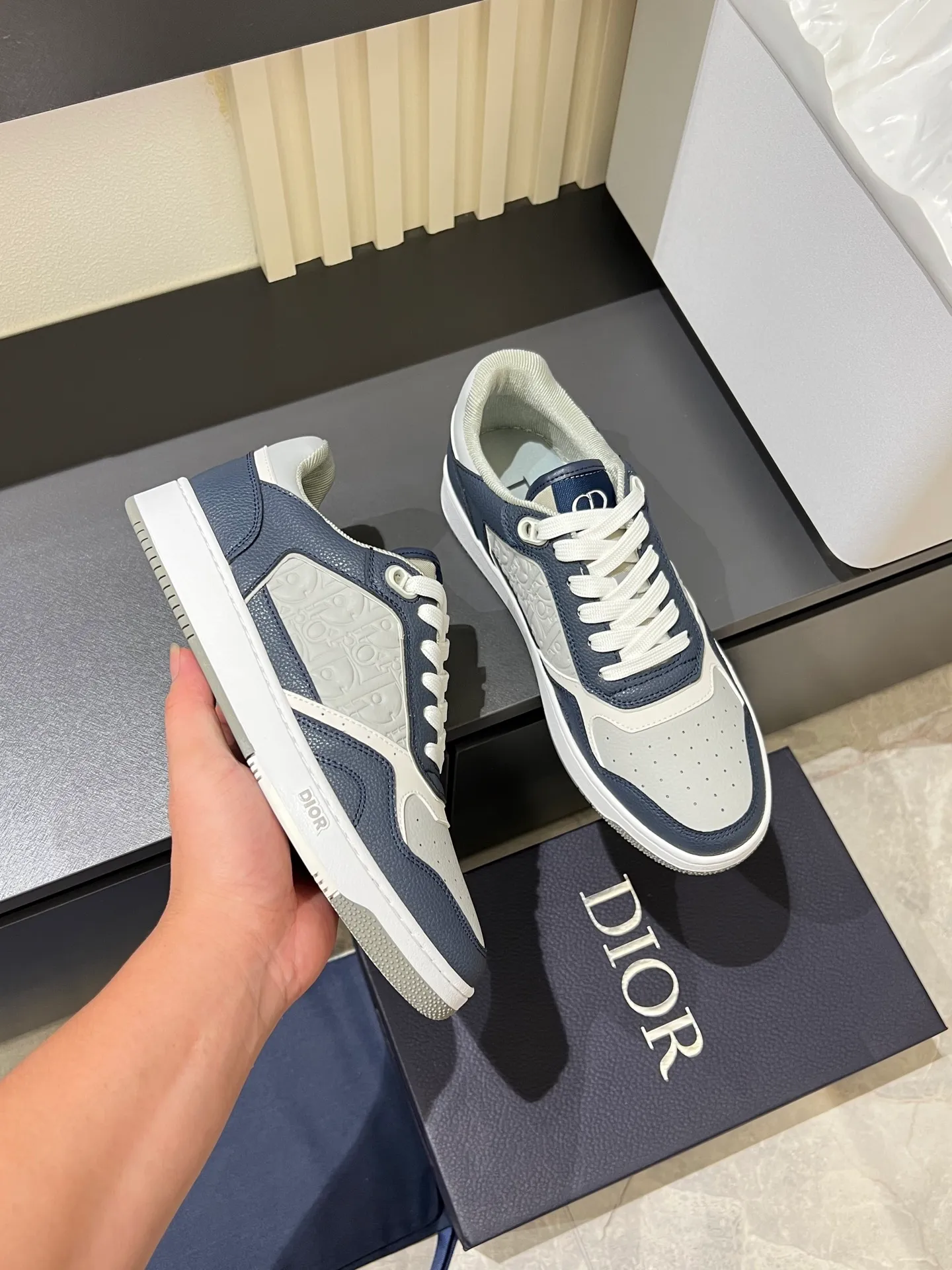 Men's shoes 💰p400 "Dio*" mid-top B27 casual sneakers. This B27 high-top sneaker is a new product in the series and continues Di*r's classic style. Crafted from gray and white smooth calf leather with beige and black Oblique print panels on the sides. The "CD Icon" shaped shoelace eyelets are clever and delicate, and the two-color rubber sole, rear collar and heel are all equipped with the brand's iconic details to enhance the style. Oblique printed straps at the ankle allow for an adjustable fit to complement the overall design. Fashionable and versatile, it can complement any look. Create an exquisite design with unique dynamic vitality and modern atmosphere, presented in low-top and high-top styles. This new must-have shoe adds a new dimension to Dior's archive heritage, embodying modern elegance. Purchase the original version and make it 1:1. If you need top quality, please come to me! Male 38-44!